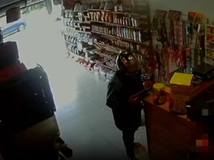 [Vídeo] Homem se passa por cliente e pet shop é assaltado à mão armada, em Maceió