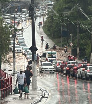 Defesa Civil alerta para possibilidade de deslizamento de terra, em Maceió