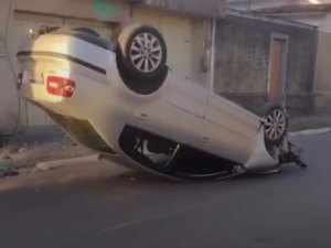 Carro capota e deixa apenas danos materiais no bairro Santa Lúcia, em Maceió