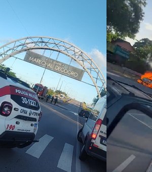 Carro com GNV pega fogo na Ponte Divaldo Suruagy; bombeiros são acionados