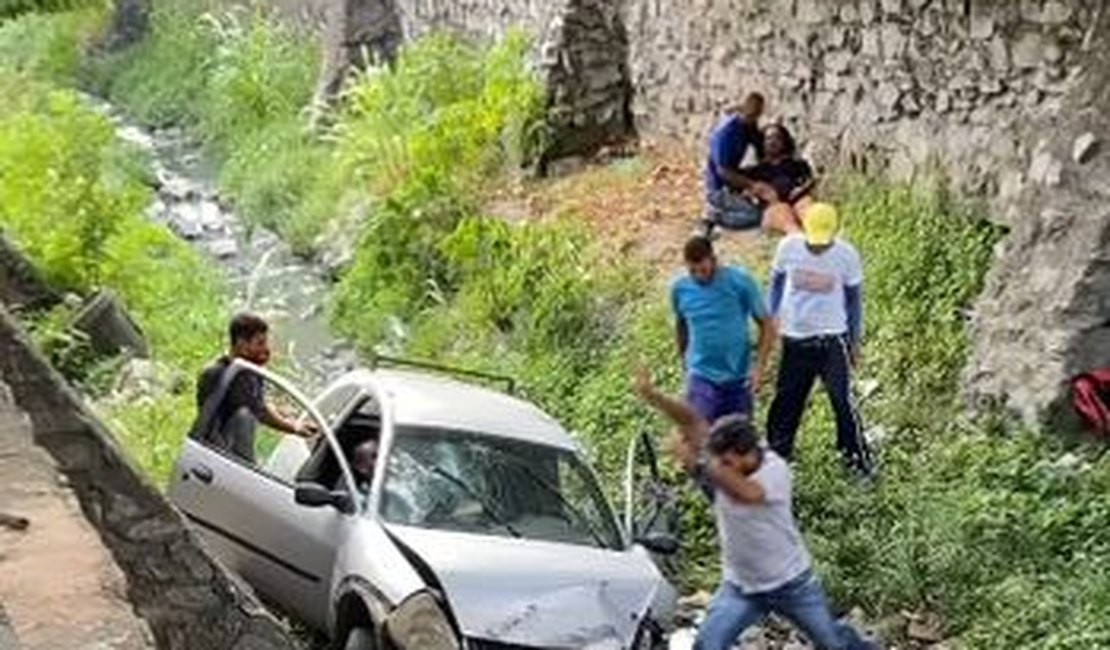 Uma criança e dois adultos ficam feridos após veículo cair em valeta, em Maceió
