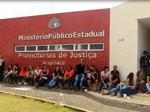 Servidores demitidos protestam em frente ao Ministério Público, em Arapiraca