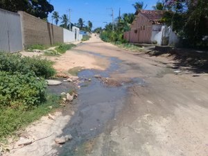 [Vídeo] Moradores sofrem com vazamento de esgoto há oito dias