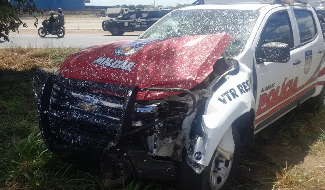 Carro faz retorno proibido e colide com viatura da Polícia Militar em Rio Largo