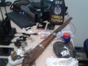 Trio é preso por tráfico e posse ilegal de arma no Novo Mundo