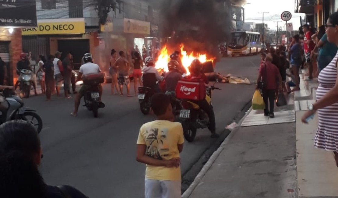 Moradores fecham Rua Cleto Campelo, no Jacintinho, em mais um protesto contra a falta d'água