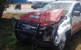 Carro faz retorno proibido e colide com viatura da Polícia Militar em Rio Largo