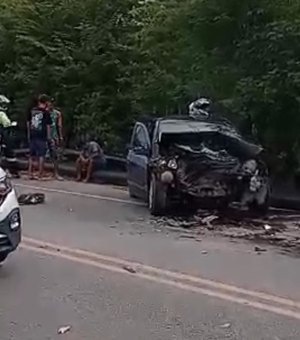 Colisão frontal entre carros causa vazamento de combustível e mobiliza bombeiros na Pescaria