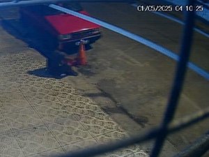 [Vídeo] Criminoso é flagrado furtando placas de veículos no bairro do Jacintinho