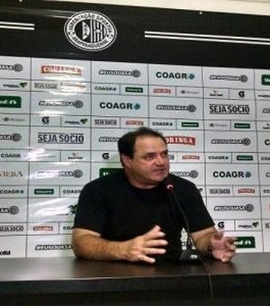 Durante treino, Vica analisa desempenho dos atletas