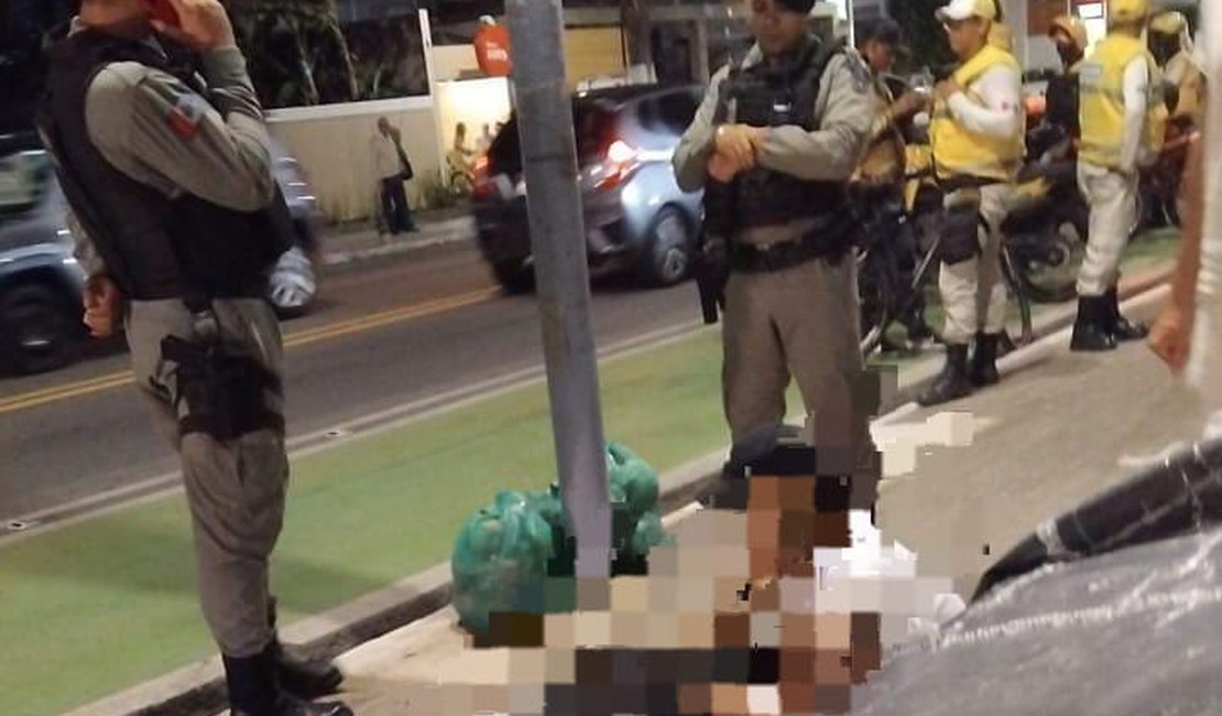 [Vídeo] Homem é baleado ao sofrer tentativa de assalto na orla de Pajuçara, dm Maceió