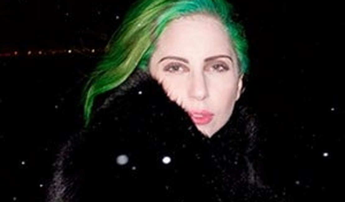 Lady Gaga é clicada com o cabelo verde