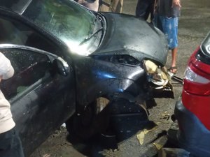 Carro perde controle e bate em veículo estacionado no Bosque das Arapiracas