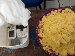 Polícia encontra celulares em cuscuz levado para detentos em Olho d'Água das Flores