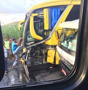 Caminhão colide em ônibus de turismo em São Luís do Quitunde