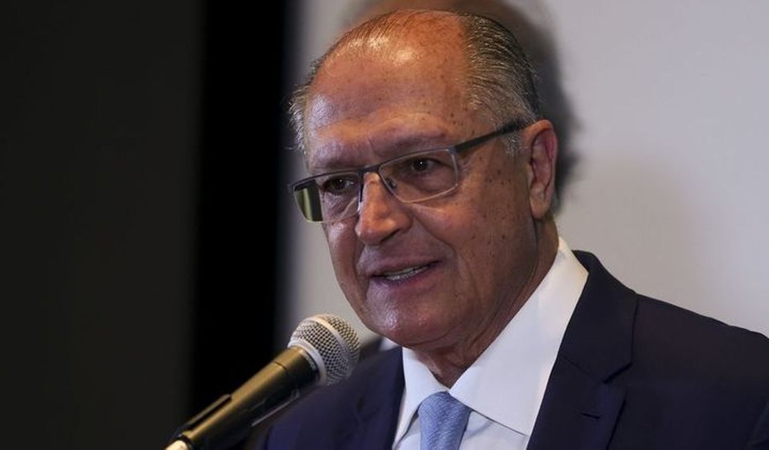 Não tem razão para nós termos a maior taxa de juros do mundo, diz Alckmin