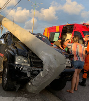 Carro deixa poste envergado após colisão no Trapiche da Barra