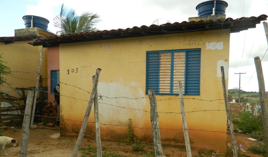 Mulher é presa no banheiro enquanto crimisosos executavam esposo