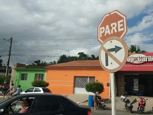 Carro e moto colidem no centro de Arapiraca e motociclista fica ferido