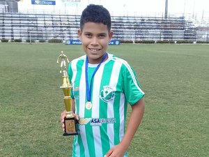 Garoto arapiraquense, sondado por olheiros do futebol, precisa de patrocínio