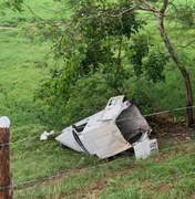 Veículo de aplicativo cai em ribanceira no município de Chã Preta, em Alagoas