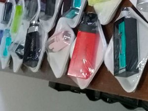 Polícia apreende caixas de perfumes falsificados após denúncia