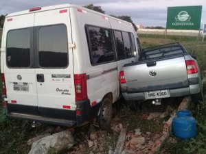 Van de transporte complementar e carro colidem na AL-220