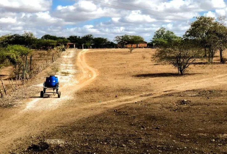Prefeito gasta cerca de R$ 4 milhões em festas e impõe população sobreviver sem água em casa