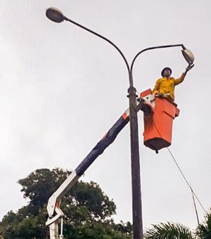 Criminosos furtam fiação elétrica e deixam três praças públicas de Arapiraca às escuras