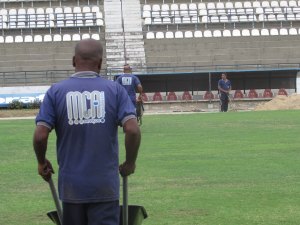 Gramado do Estádio Rei Pelé passa por reparos para temporada 2017