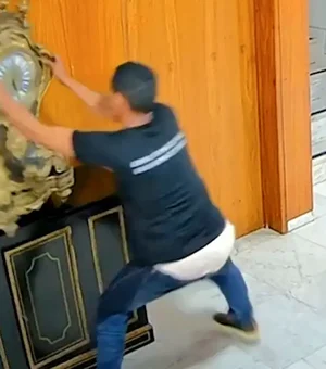 Justiça solta homem que quebrou relógio histórico em atos golpistas