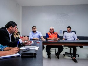 Prefeito Rui Palmeira recebe comissão de moradores do Pinheiro