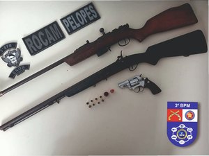 PM apreende armas e prende jovem de 21 anos suspeito por tentativa de homicídio contra padrasto em Feira Grande