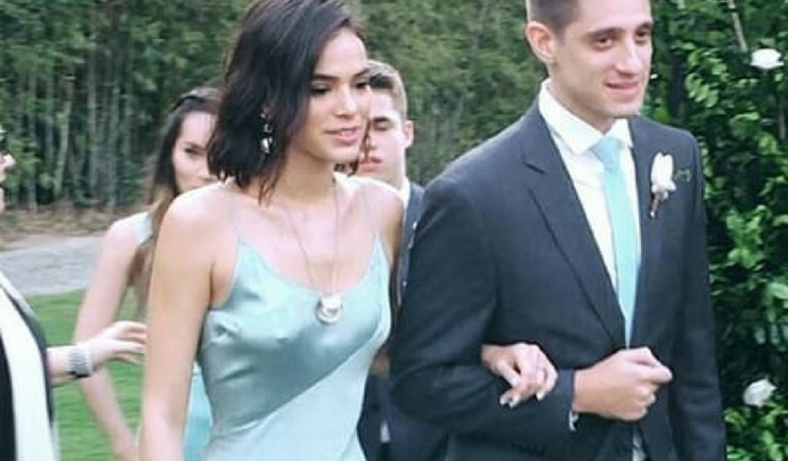 Bruna Marquezine usa look fada pra ser madrinha do casório da melhor amiga