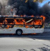 [Vídeo] Ônibus é completamente tomado pelo fogo na Avenida Fernandes Lima