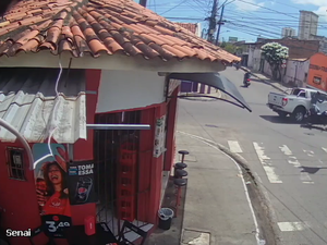 [Vídeo] Colisão entre moto e caminhonete é registrada em cruzamento no bairro do Poço