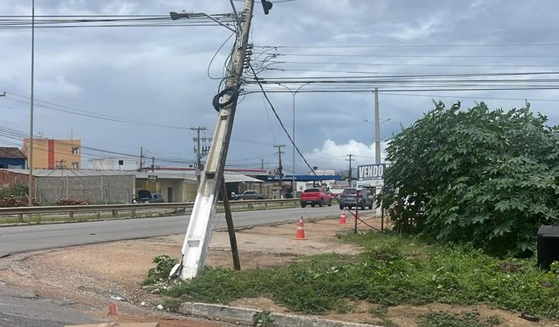 Poste de luz ameaça cair sobre veículos no bairro Jardim Esperança em Arapiraca