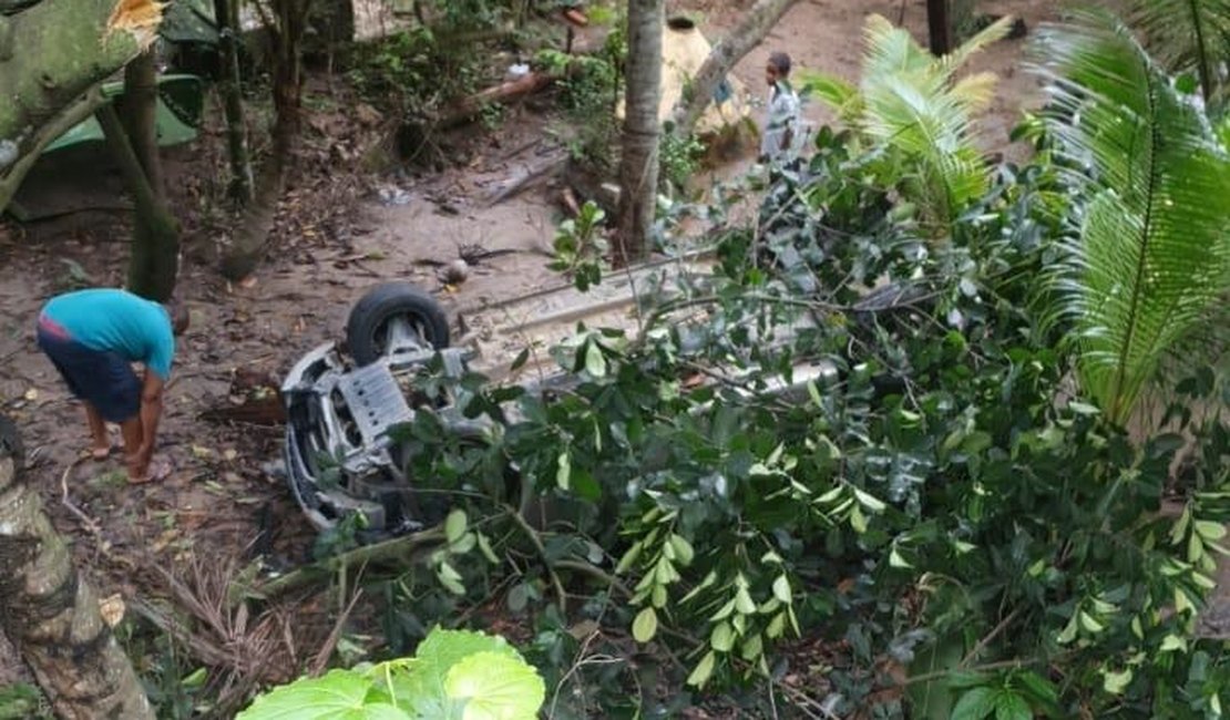 Grávida e mais três pessoas ficam feridas após carro capotar em Fernão Velho