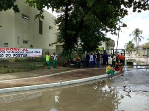 Portuários cruzam os braços e bloqueiam acesso de caminhões ao Porto de Maceió 