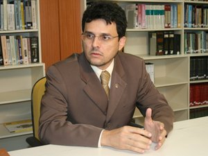 Prefeito não convoca aprovados em concurso e vai pagar multa de R$ 284 mil