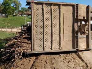 Caminhão tomba com cana-de-açúcar na divisa de AL com PE