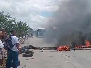 [Vídeo] Moradores do Pilar realizam protesto devido a falta de água