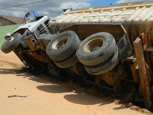 Caçamba carregada de areia tomba em Arapiraca