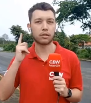 Repórter emociona ao usar Libras em entrada ao vivo de jornal de SC