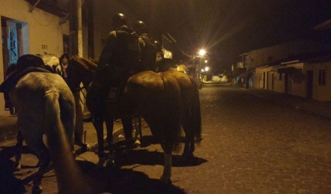 Assaltantes rendem mulheres que faziam caminhada e levam celular