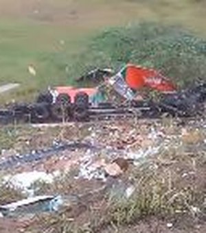 Carreta tomba na 'Curva do Criminoso', na BR-104, em Pernambuco