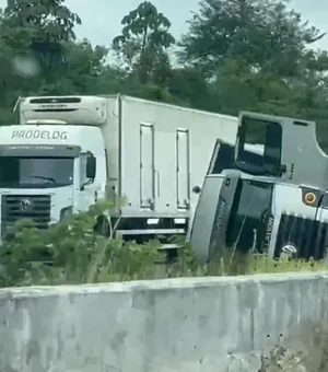 Caminhão da Shopee tomba na BR-101 e pode atrasar entregas em Alagoas