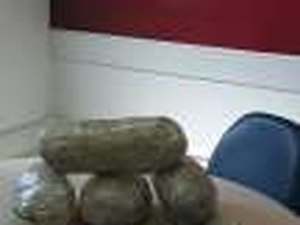 Suspeito de tráfico é preso em frente a shopping na parte alta de Maceió