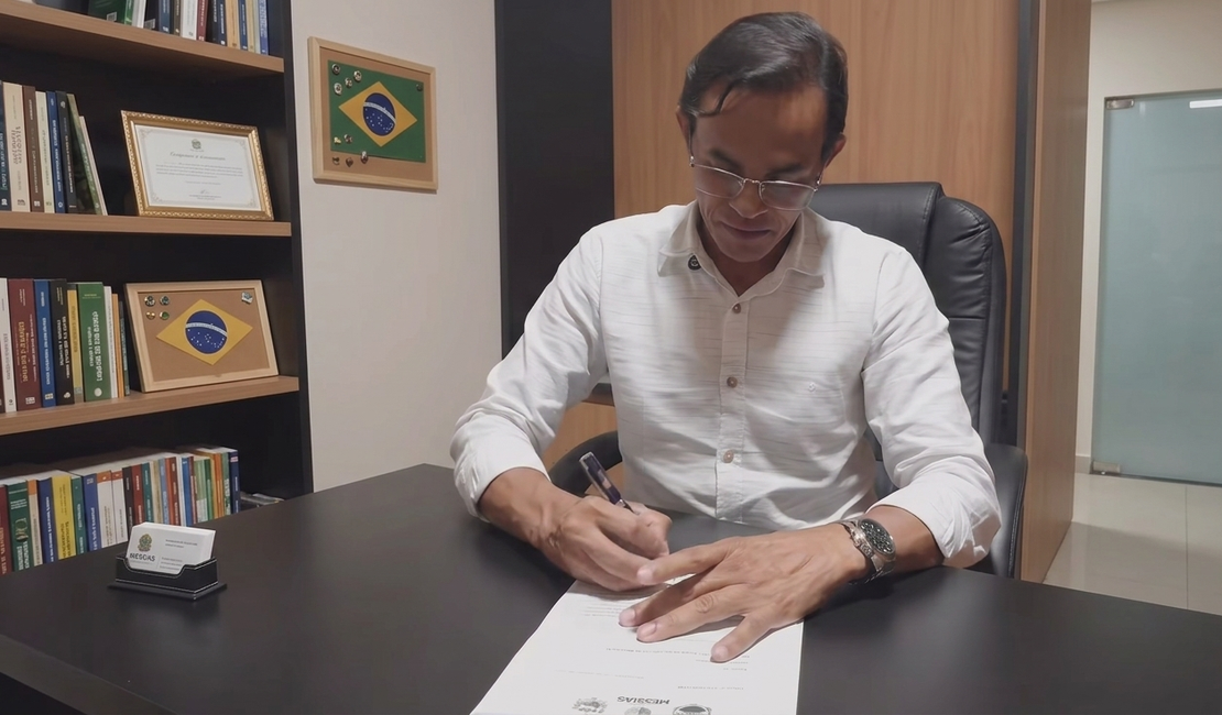 Educação valorizada: prefeito Marcos Silva sanciona lei que concede reajuste com efeito retroativo aos servidores da educação; ação beneficia servidores ativos, aposentados e pensionistas
