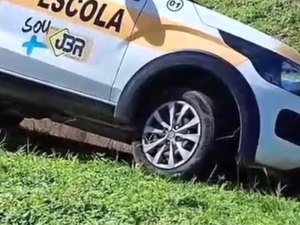 Aluna de autoescola perde controle de veículo durante exame e carro cai em vala em Arapiraca